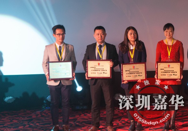 王校長和任經理在頒獎典禮上合影