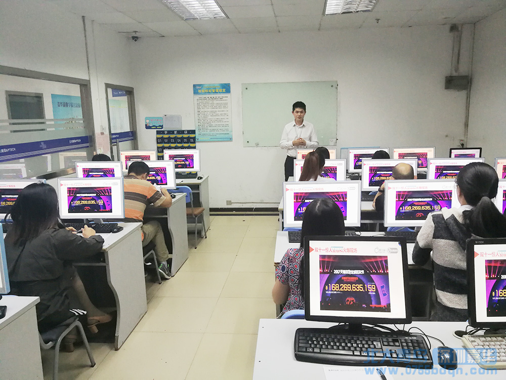“智能電商時(shí)代，小白月薪過萬的秘密”主題講座順利舉行